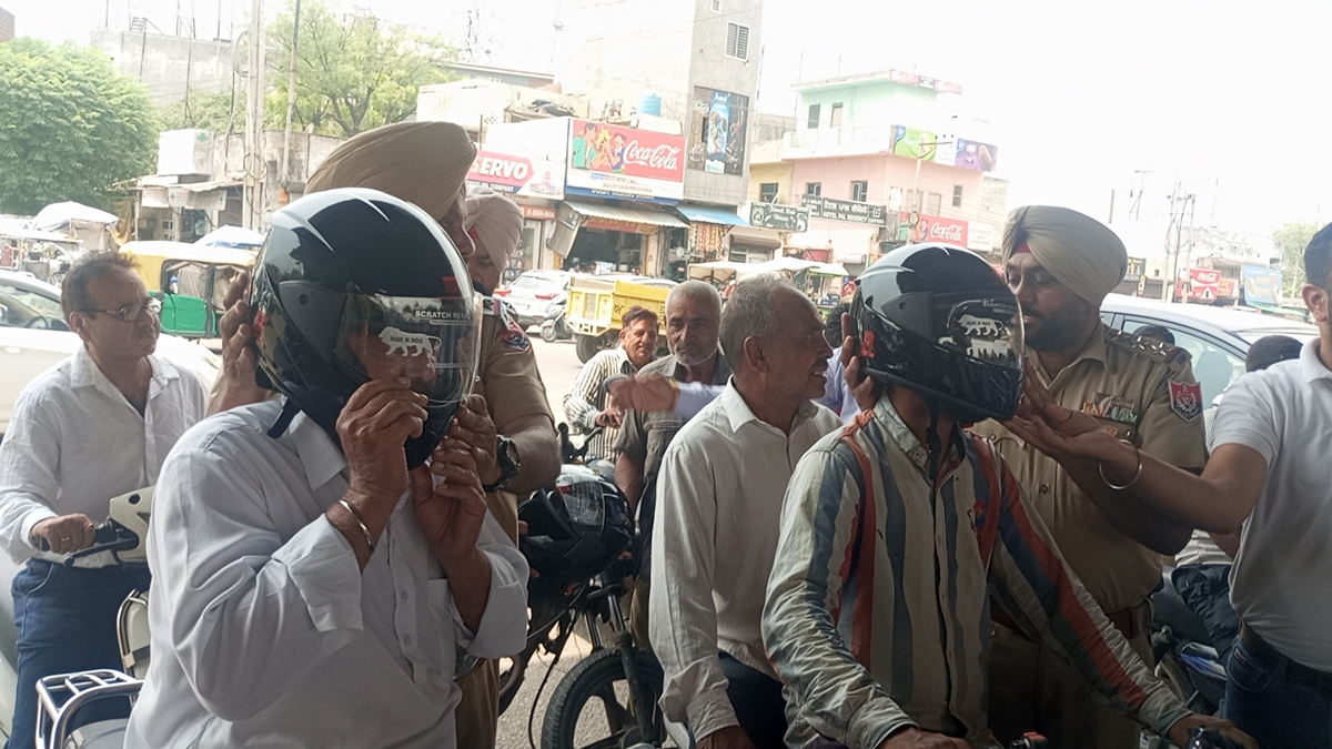 Rajpura Traffic Police distributed 600 helmets.